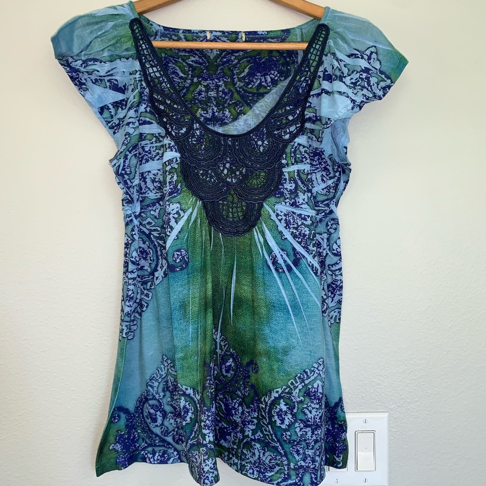 Cute lightweight blue print top L